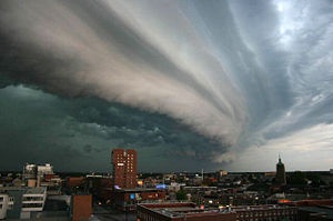 300px_Rolling_thunder_cloud.jpg